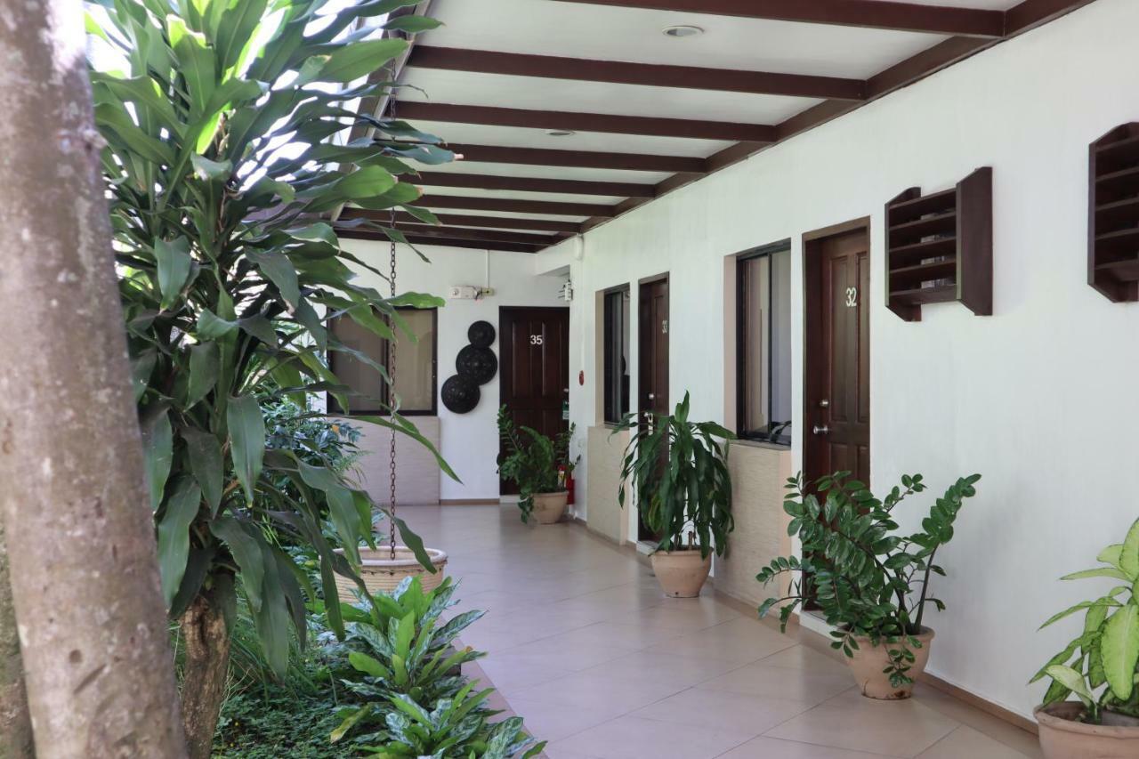 Domicilio Lorenzo Davao Stadt Exterior foto